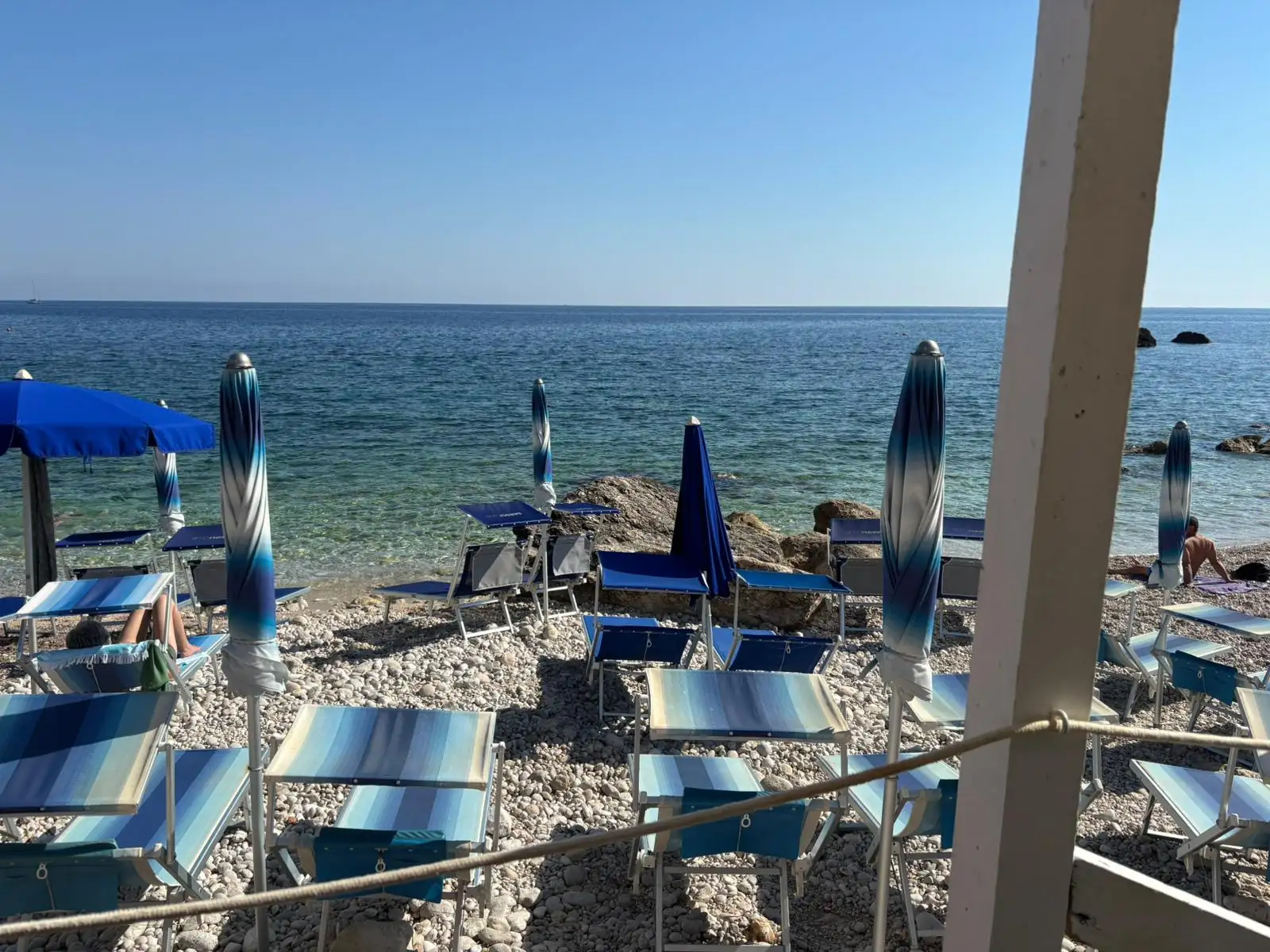 La baia di Cala Mazzo di Sciacca tra i faraglioni di Scopello