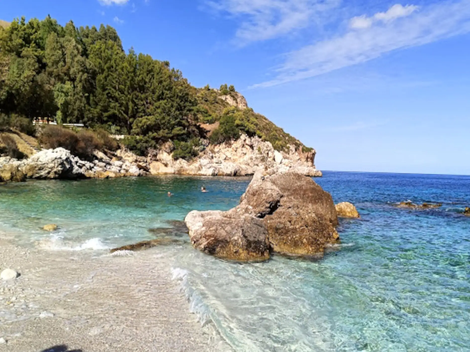 Cala Mazzo di Sciacca - vista della baia tra i faraglioni di Scopello