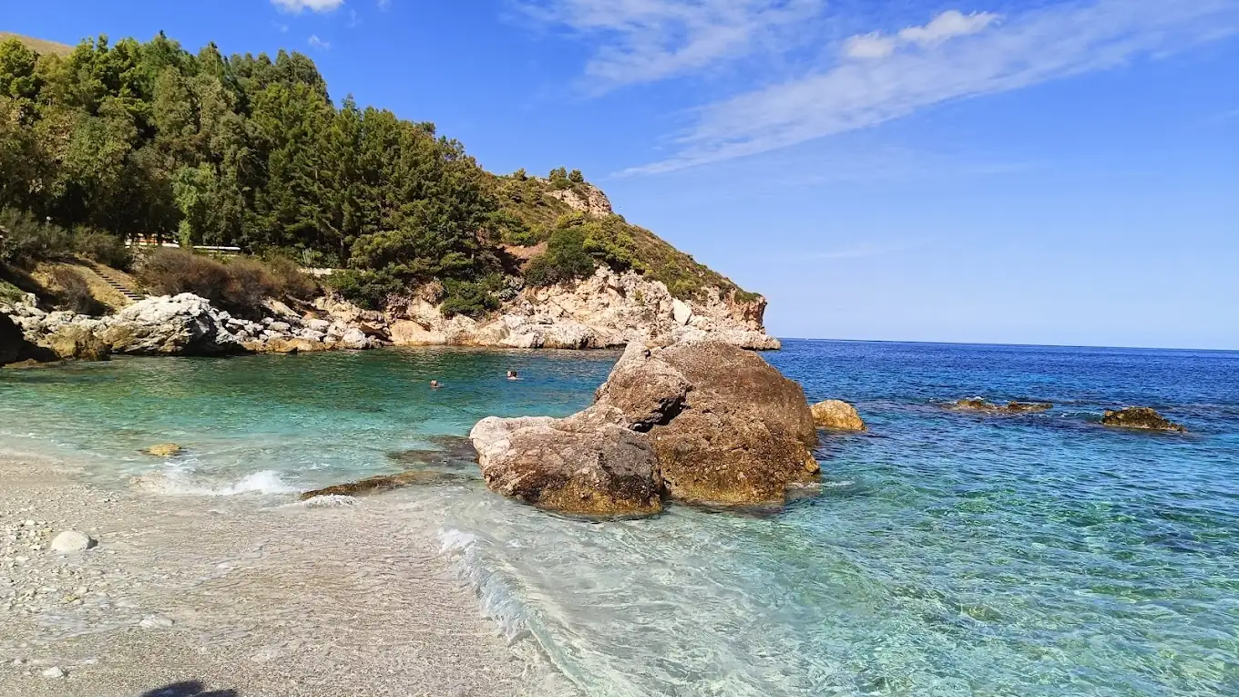 La baia di Cala Mazzo di Sciacca tra i faraglioni di Scopello