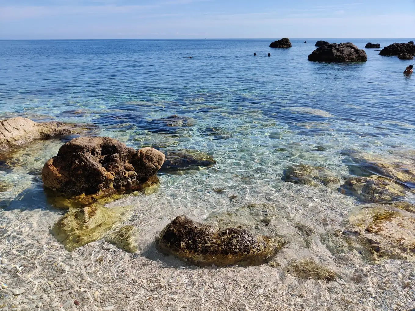 Snorkeling sui fondali ricchi di pesci