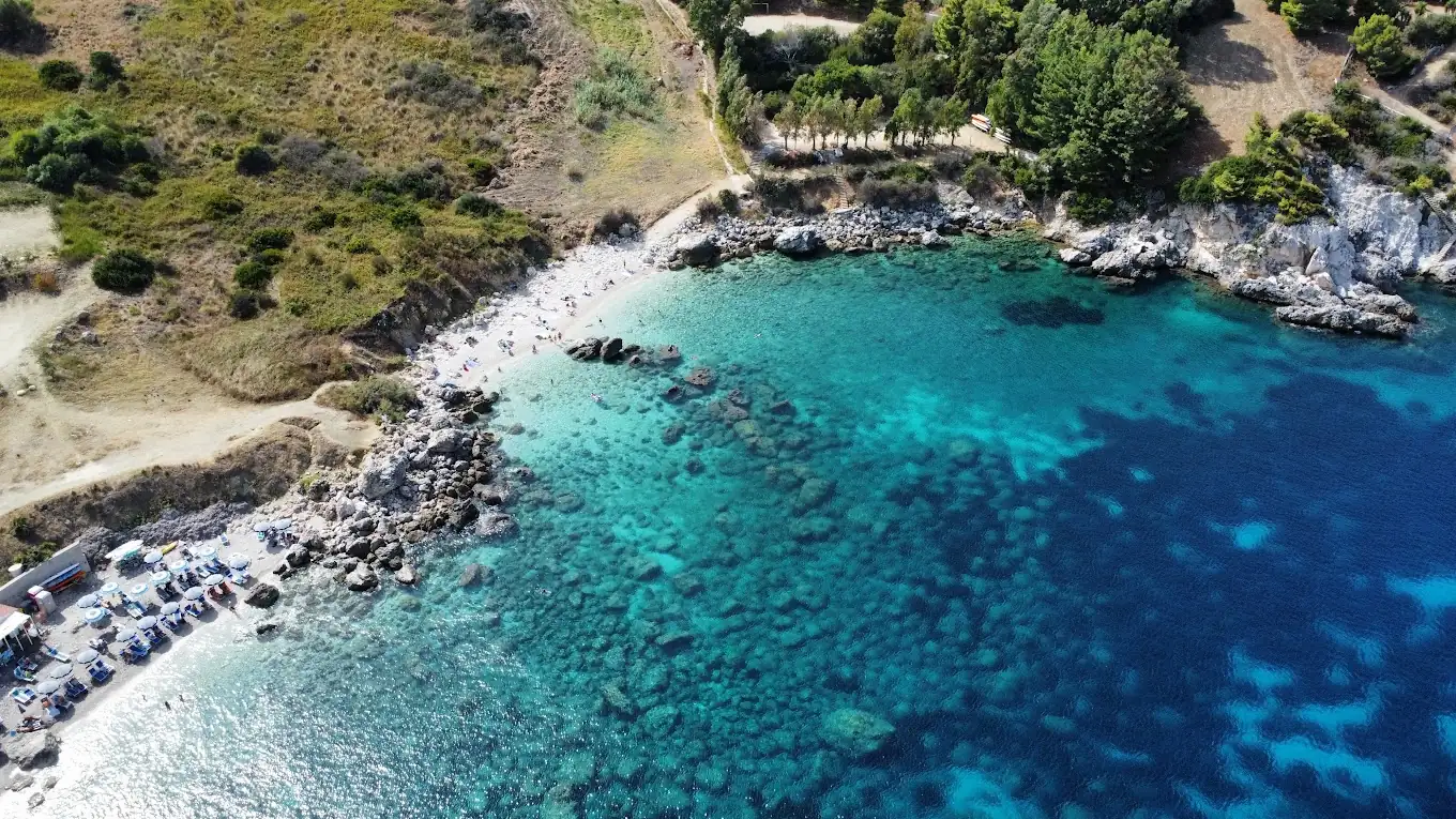 La baia di Cala Mazzo all'alba