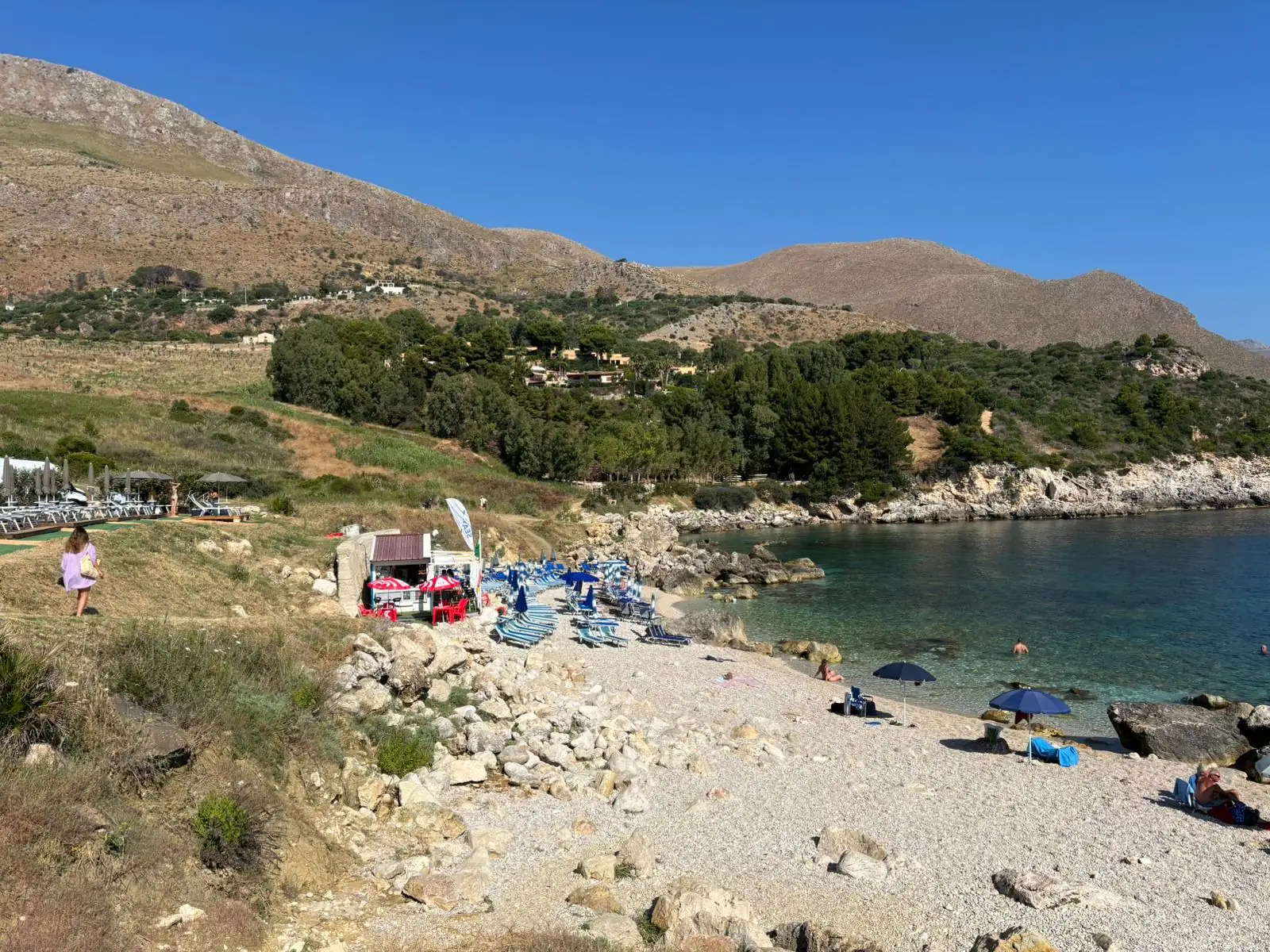 Spiaggia attrezzata con lettini e ombrelloni