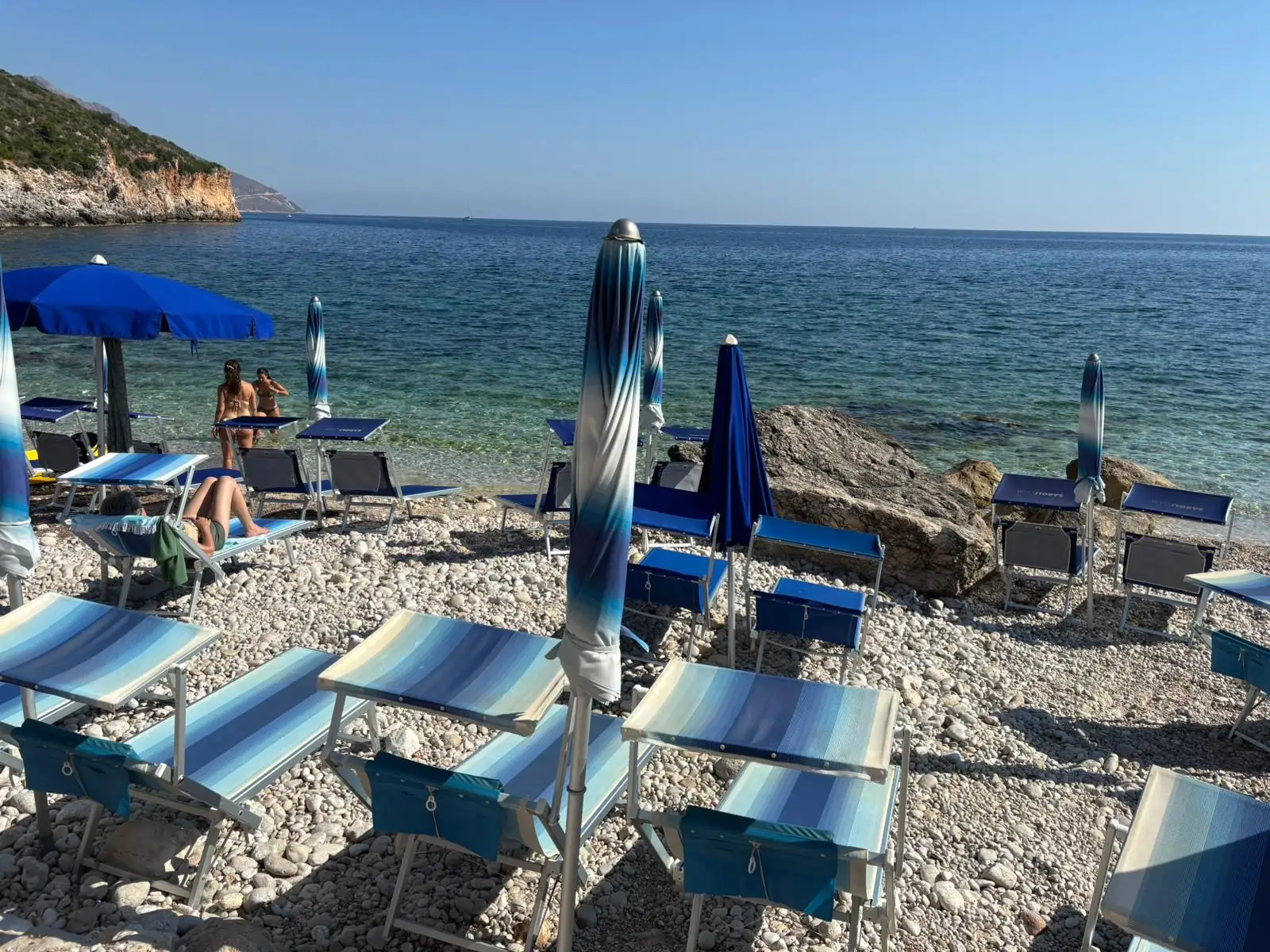 Lettini e ombrelloni sul mare