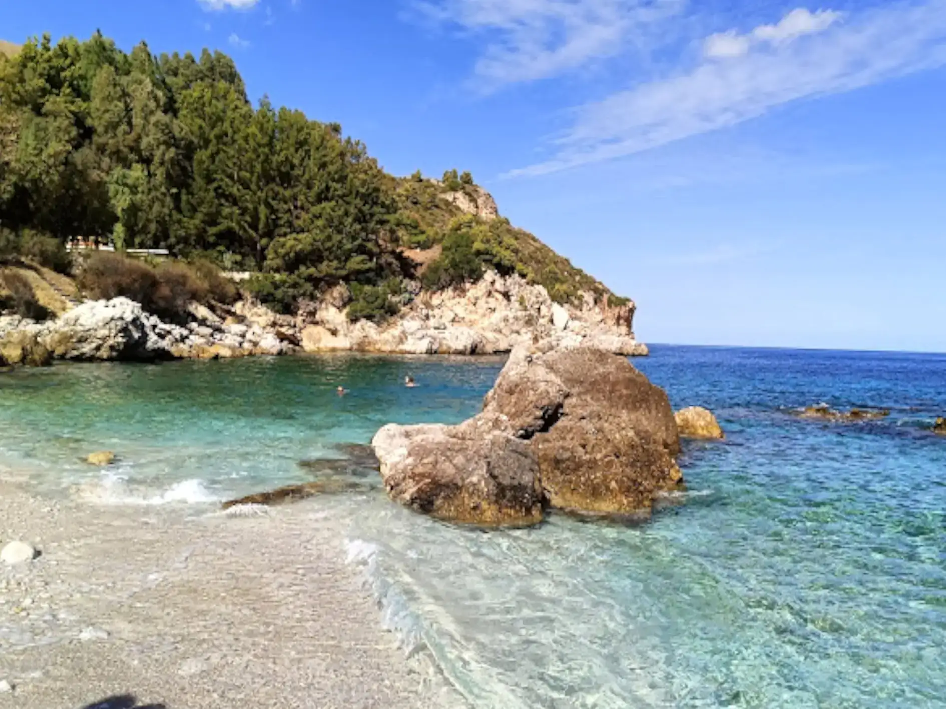 Lettini e ombrelloni sulla spiaggia di Cala Mazzo