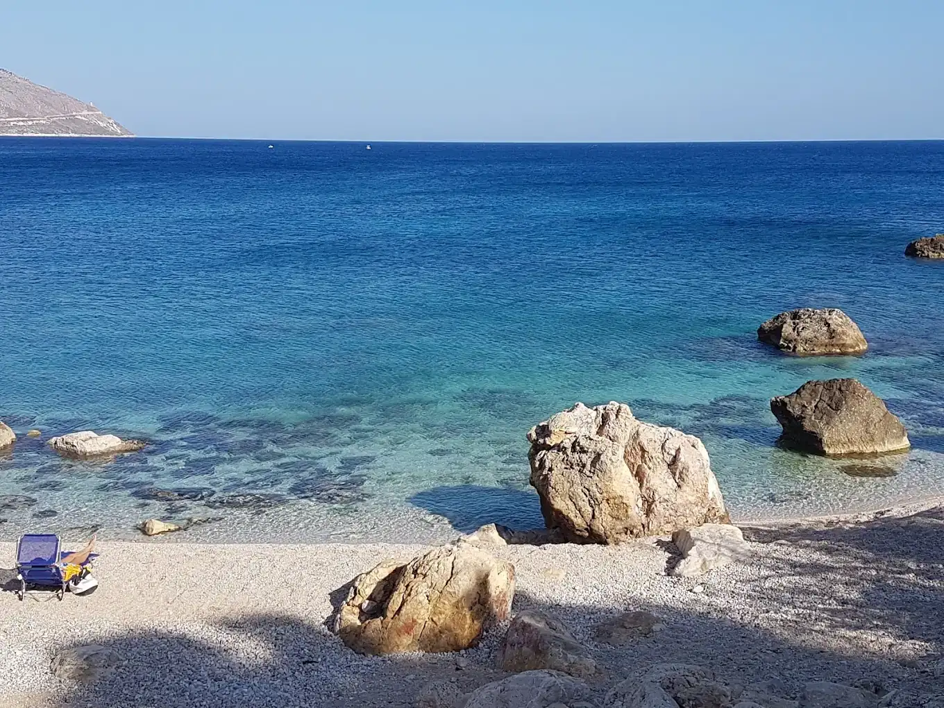 Acque cristalline verde smeraldo e azzurro a Cala Mazzo
